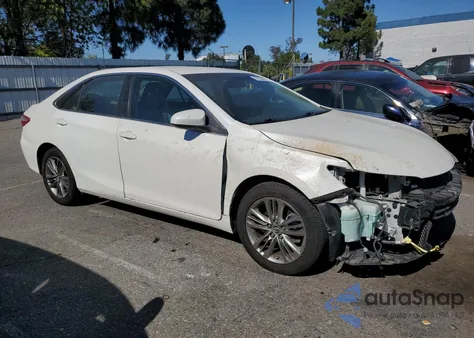 2015 Toyota Camry Le z USA, uszkodzony, nr VIN 4T1BF1FK0FU924747